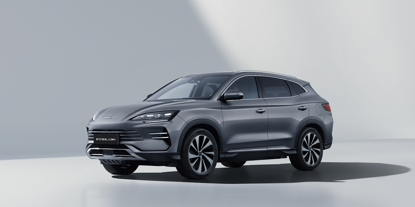 BYD Sealion 6 DM-i in a front three-quarter view